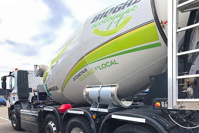 Le premier camion-toupie roulant au GNV siglé LafargeHolcim est sur le point d’être mis en service sur la région de Toulouse. [©LafargeHolcim]