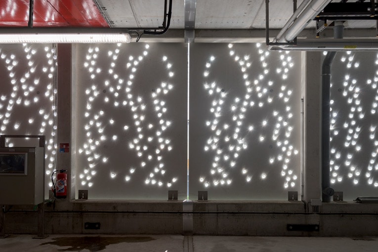 L’envers du décor… Les ogives de verre laissent filtrer la lumière, éclairant de manière naturelle les passages couverts. [©ACPresse]