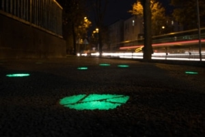 Le “revêtement eau et lumière” s'adapte à la lumière ambiante et permet de signaler le parcours aux piétons de jour comme de nuit. [©Cemex]