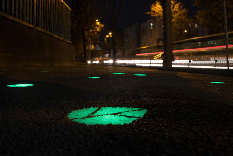  Le “revêtement eau et lumière” s'adapte à la lumière ambiante et permet de signaler le parcours aux piétons de jour comme de nuit. [©Cemex]