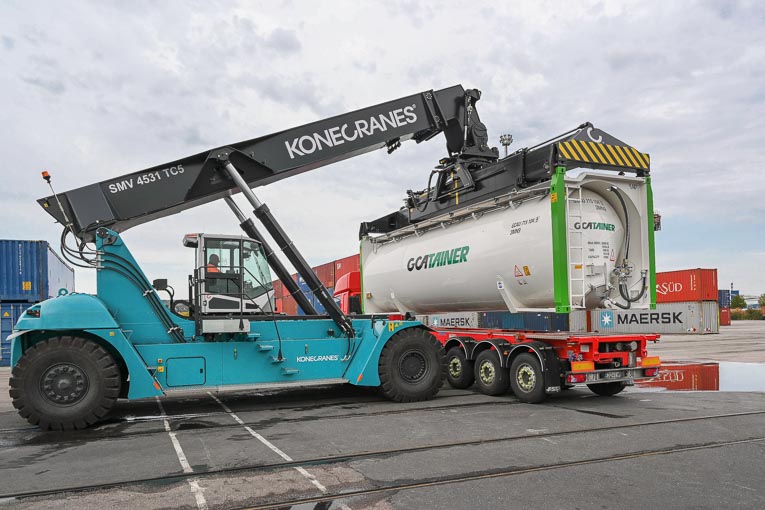 Chargement du conteneur cimentier Eqiom pour le transport routier final. [©Haropa]