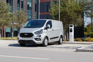 Ford propose un nouveau transit hybride et rechargeable pour les milieux urbains. [©Ford]