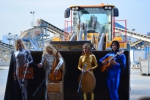 La troupe des Saltimbanques en représentation dans le théâtre On The Rocks de la carrière de l’Armailler Granulats Vicat.