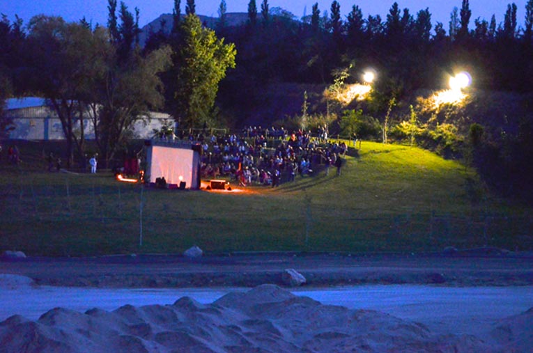 En 2017, le spectacle “Rêve de sable” transportait le spectateur dans un show multi-disciplinaire : entre art du sable, musique et marionnette. [©Vicat]