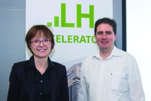Sandra Boivin, directrice de la R&D de LafargeHolcim, et Matthieu Horgnies, chercheur au LafargeHolcim Innovation Center.