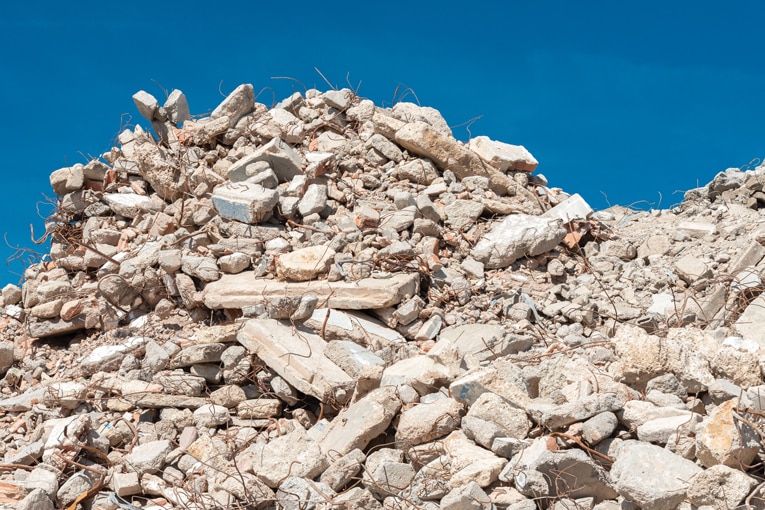 Stock d’éléments en béton issus de la démolition et destinés à être transformés en granulats. 