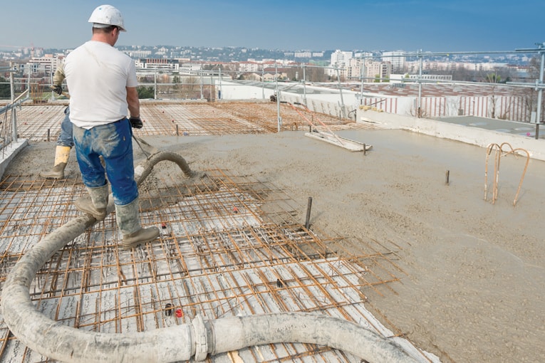 Mise en œuvre d’un béton sur chantier.