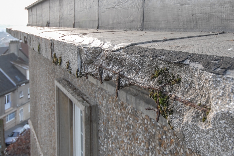 Pathologie : la corrosion des armatures, induite par la carbonatation, a fait éclater le béton sur sa partie superficielle.