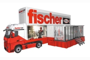 Avec ses 17,50 m de long, 6,25 m de hauteur et ses parois latérales extensibles, le Fischer Tour Truck est un centre de formation et de démonstration mobile. [©Fischer]