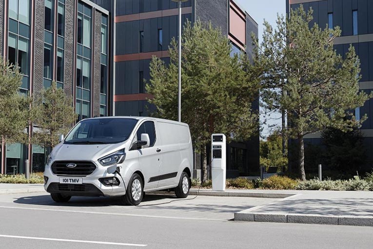 Ford propose un nouveau transit hybride et rechargeable pour les milieux urbains. [©Ford]