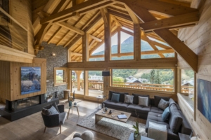 La pièce de vie du chalet terminée et aménagée. [©Lombard et Vasina]