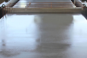 Le MasterFinish CLN 689 nettoie les surfaces des moules, banches, tables et prises de préfabrication métalliques salies lors du coffrage. [©Master Builders Solutions]