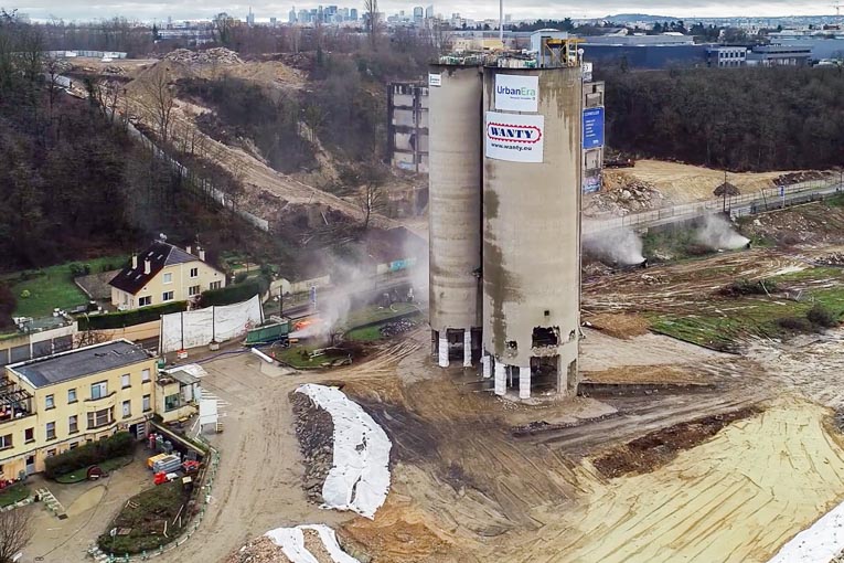 Les 4 silos de l’ex-cimenterie Lafarge de Cormeilles-en-Parisis (95) ont été détruits. [©Bouygues Immobilier]