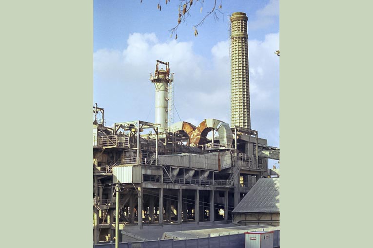 En 1971, des silos à ciment en vrac, d’une capacité de stockage unitaire de 10 000 t sont construits, sur le site de la cimenterie. [©Lafarge]