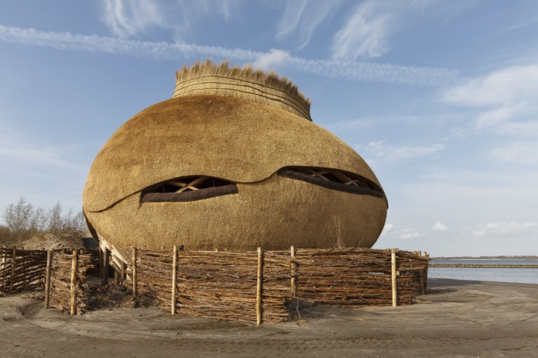 La partie basse de la structure, souvent inondée, est réalisée en bois Accoya, tandis que le haut est fabriqué en épicéa. Le toit est en chaumes de roseaux, prélevés sur place. [©Katja Effting]