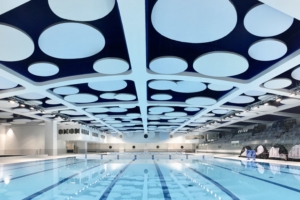 Clipso a conçu un plafond acoustique sur mesure de sa gamme So Acoustic pour la rénovation de la piscine olympique du stade Louis II, à Monaco. [©Clipso]