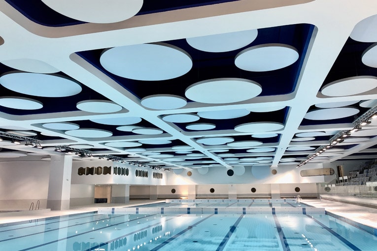 Clipso a conçu un plafond pour assurer l'isolation acoustique sur mesure de sa gamme So Acoustic pour la rénovation de la piscine olympique du stade Louis II, à Monaco. [©Clipso]