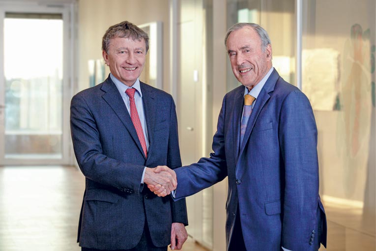 Rolf Theenhaus (à droite) cède la présidence du conseil d'administration de Krohne à Michael Rademacher-Dubbick. [©Khrone]