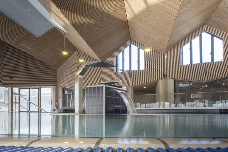 Ce n’est pas du Lignotrend : la piscine de Chambéry tout juste inaugurée (ALN architecture) magnifie le plafond acoustique en bois linéaire prolongé en bardage intérieur (Ecoteam, Lifteam), qui le rend plus actuel que jamais. [©Tommaso Morello/Grand Chambéry]
