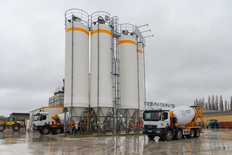 Sur son site de Poincy, Unibéton a choisi de sédentariser une centrale à béton MasterMix de Skako Concrete. [©ACPresse]