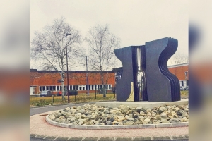 A l’occasion de la réalisation d’un rond-point sur un carrefour, Cyril Renou a fait don à Tarbes d’une sculpture monumentale en acier, baptisée “La femme”. [©Renou Métallerie]