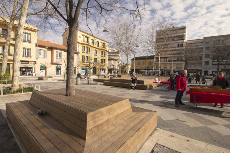 Sur la place de Gaulle, à Cagnes-sur-Mer, le bois des éléments qui habillent désormais l’espace développera une patine grise argentée avec le temps. 