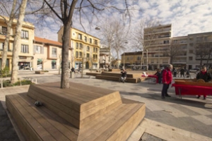 Sur la place de Gaulle, à Cagnes-sur-Mer, le bois des éléments qui habillent désormais l’espace développera une patine grise argentée avec le temps.