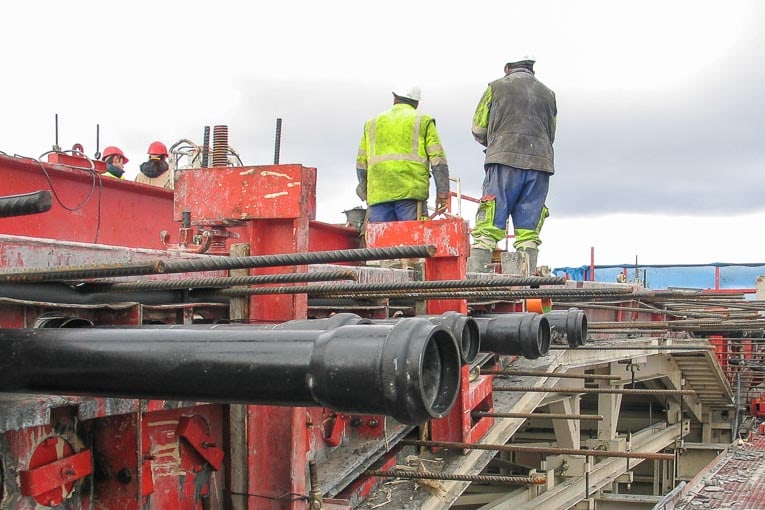 Jeunes travaillant sur un chantier.