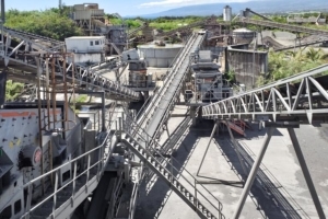 Vue sur la zone de production de la carrière de Bras-Panon.