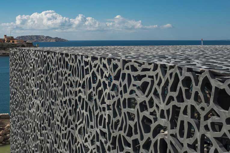 Le Mucem, à Marseille, est une des réalisations les plus emblématiques de l’architecte Rudy Ricciotti. [©ACPresse] 