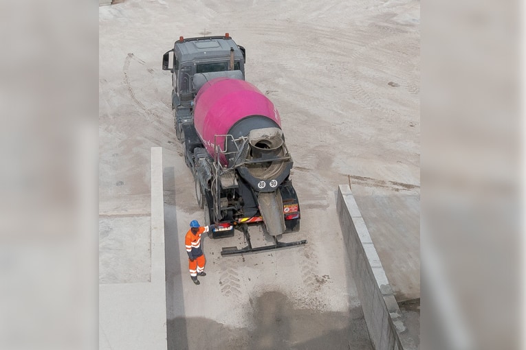 Le lavage de la cuve est absolument obligatoire dès lors qu’un béton spécial a été transporté. [©ACPresse]