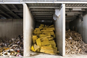 Près de 5 000 t/an de matières recyclées sont utilisées sur les sites de production d'Isover de laine de verre (la laine de verre est composée a minima de 40 % de verre recyclé) et 200 t de déchets récupérés sur les chantiers en 2019. [©Saint-Gobain]