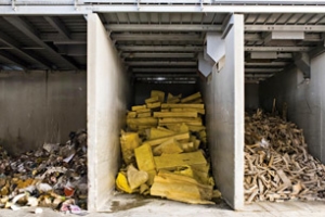 Près de 5 000 t/an de matières recyclées sont utilisées sur les sites de production d'Isover de laine de verre (la laine de verre est composée a minima de 40 % de verre recyclé) et 200 t de déchets récupérés sur les chantiers en 2019. [©Saint-Gobain]