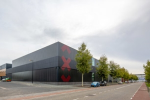 Les nouvelles archives se fondent dans le paysage cubique et logistique du nouveau quartier en marge du port d’Amsterdam. [©Lucas van der Wee]