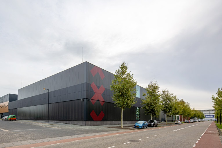 cepezed / Les nouvelles archives se fondent dans le paysage cubique et logistique du nouveau quartier en marge du port d’Amsterdam. [©Lucas van der Wee]