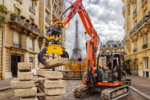 Engcon France prend un cliché de son tiltrotateur devant la tour Eiffel. [©Engcon France]