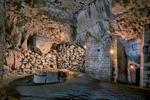 Salle des anciennes carrières de Naours, rebaptisée "Salle des fêtes" par l'abbé Danicourt. [©Dominique Bossut]