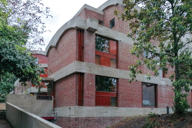 Le Corbusier a aussi imaginé les Maisons Jaoul après la Seconde Guerre mondiale. Ces deux habitations atypiques ont été créées pour la famille du même nom. [©Novbéton/Fondation Le Corbusier/ADAGP]