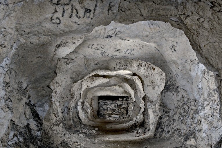 Tout au fond de la carrière de Dreslincourt (60), un boyau de craie est le témoin d'inscriptions de soldats allemands sur le plafond du couloir.