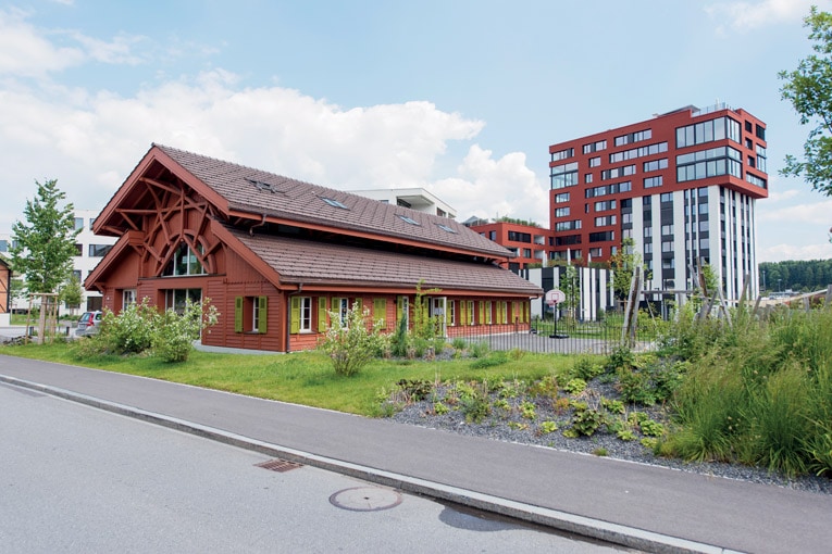 Quelques rares bâtiments restaurés témoignent du passé industriel de l’endroit. [©Zug Estates]