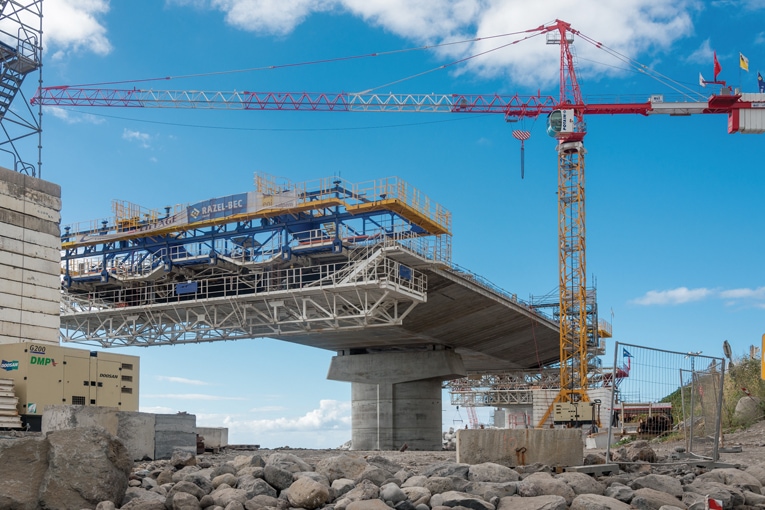 Nombre d’ouvrages d’art de la Nouvelle Route du Littoral, sur l’île de La Réunion, ont été construits en utilisant des bétons intégrant des fumées de silice. [©ACPresse]