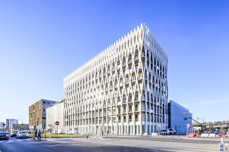 Livré et entièrement commercialisé, le Palazzo Méridia sera animé par de nombreuses et significatives jardinières participant à la performance bioclimatique de l’ouvrage.    [©Nexity-Antoine Duhamel]