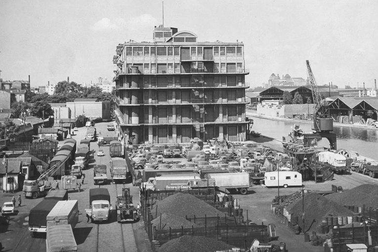  En 1950, on recense 489 camions sortant des entrepôts de Pantin. En 1957, on en compte 2 710. Puis 14 969 en 1964, soit 41 véhicules par jour en moyenne. Quinze ans plus tard, on en comptera plus de 20 000 !  [©Ville de Pantin]