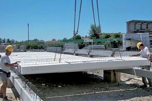 Mise en œuvre du système Seacisol : une dalle isolante permettant la réduction du volume de béton nécessaire pour la confection d’un plancher.