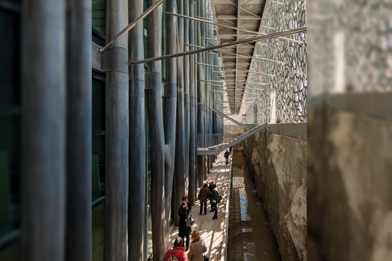 Les Bfup des poteaux arborescents du Mucem, à Marseille, intègrent de la fumée de silice. Rudy Ricciotti, architecte.  [©ACPresse]
