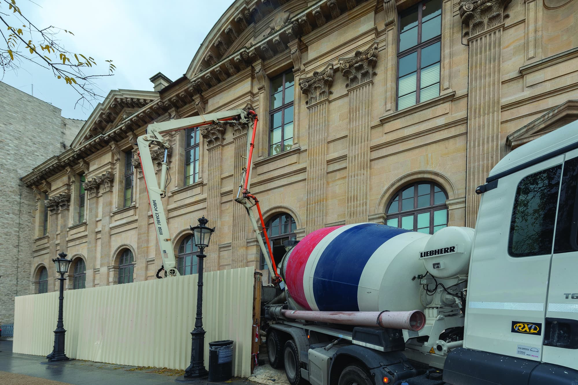 La pompe est positionnée dans la cour du palais du Louvre, dans une zone sécurisée. [©ACPresse]