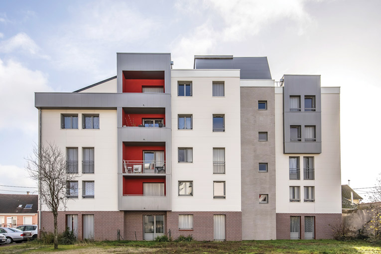 La façade a été dessinée comme si l’immeuble était neuf et au goût du jour, ce qui indique au passage que l’ITE de rénovation et de façon générale, n’est plus aujourd’hui en contradiction avec la qualité architecturale en conception initiale. [©Fred Pieau Le Mans 72]