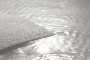 La fibre de polyester, qui compose de nombreuses sous-couches acoustiques minces, est un produit résilient (qui ne s’écrase pas dans le temps). [©Tramico]