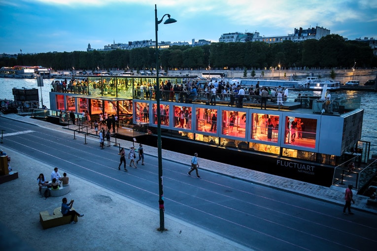 Voir Paris autrement. Voir l’art autrement. Voir la Seine autrement. C’est ce que propose le centre urbain flottant “Fluctuart”.