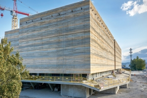 Le béton fluide DefiPerf Parement de Vicat a été mis en œuvre pour la construction des archives départementales de l’Isère. Une réalisation CR&ON/ D3 Architectes. [©Vicat]